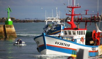 Un chalutier rentre au port